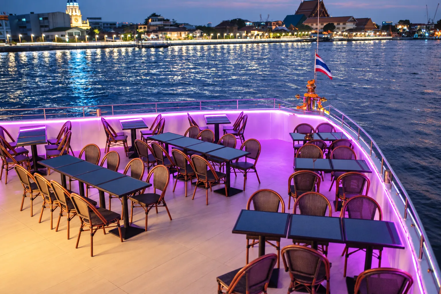 ที่นั่งบริเวณหัวเรือ เปิดโล่ง อยู่ชั้น 2 เรือดินเนอร์เจ้าพระยาครูซ